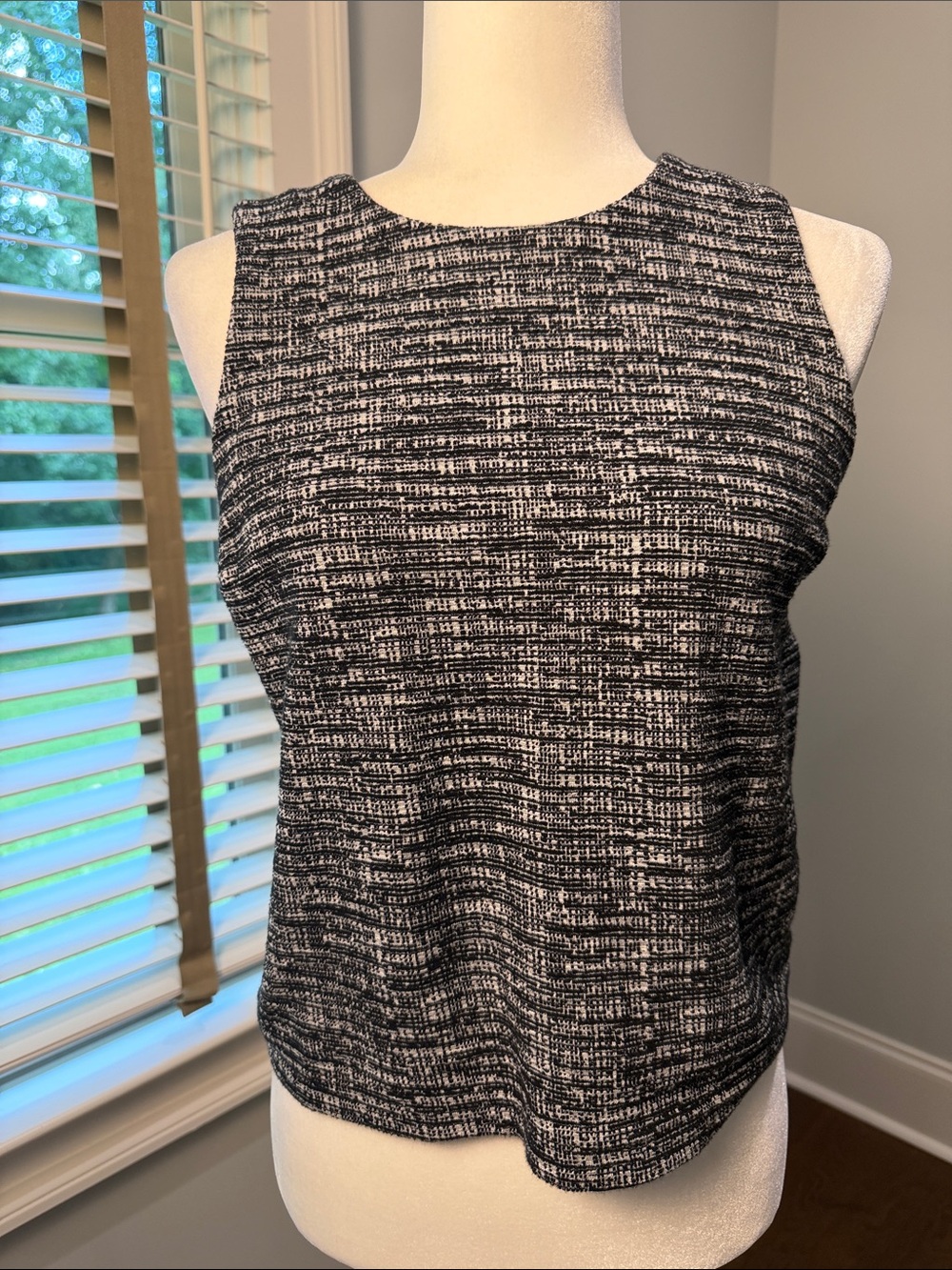 Banana Republic Black & White Textured Sleeveless Top. Small Petite.